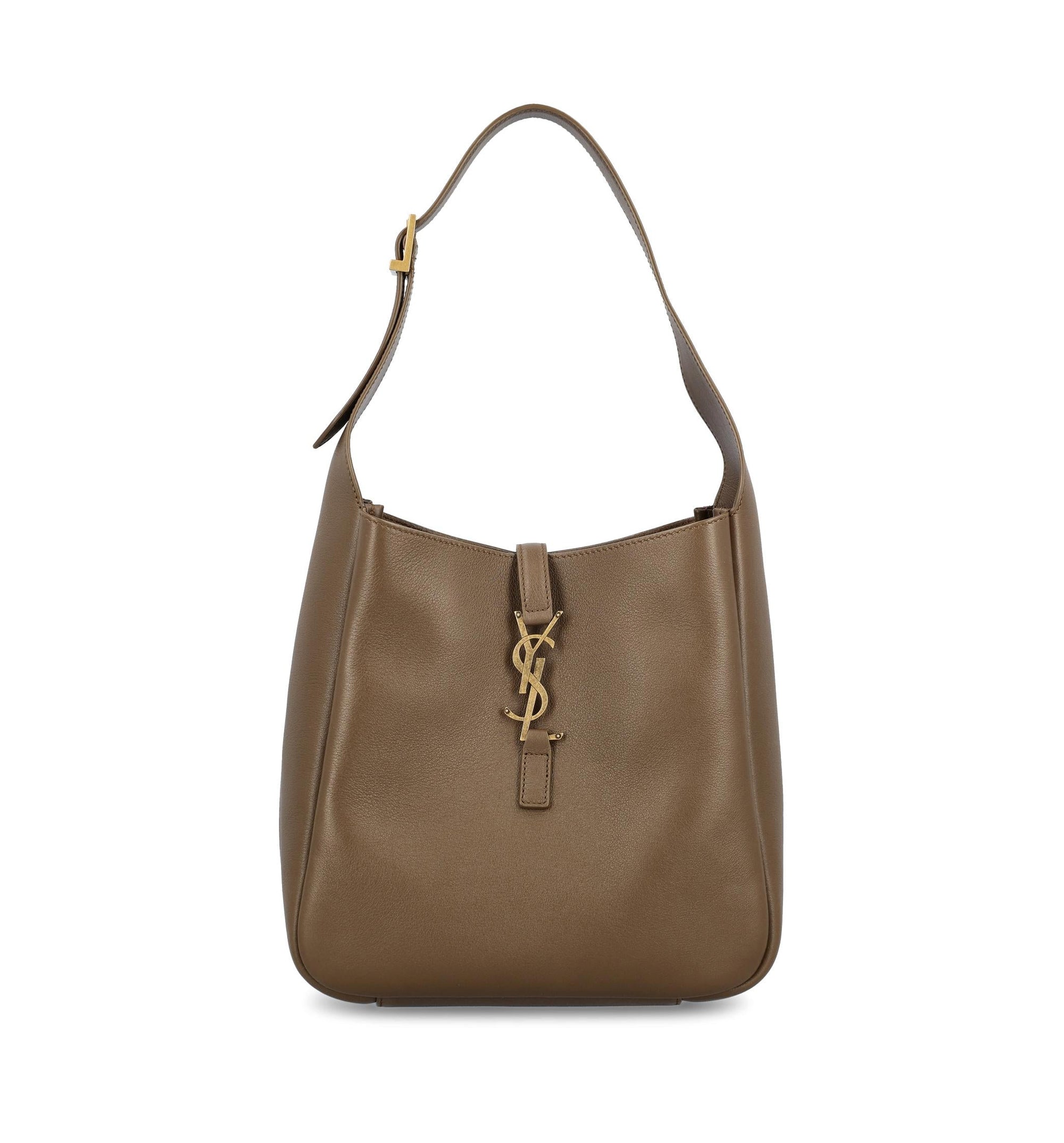 Le 5 À 7 Supple Small in Grained Leather